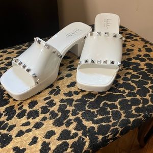 Nicole Miller white slide on mules size 8